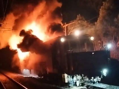 台鐵公司化後首次正線火災 31年砸道車全燒毀[影]