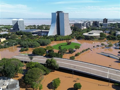 巴西南大河州洪災釀百人喪命 災區再遭暴雨襲擊阻礙救援