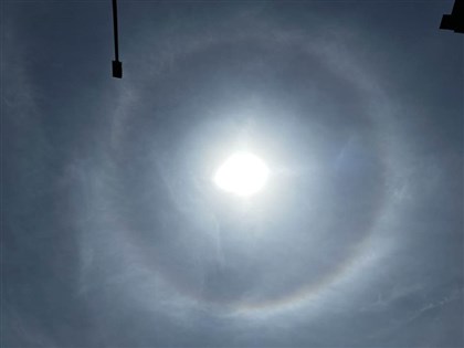 日暈美景高掛 氣象署：陽光穿過冰晶薄雲折射