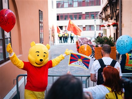 習近平訪匈牙利 民眾披台灣國旗扮小熊維尼抗議