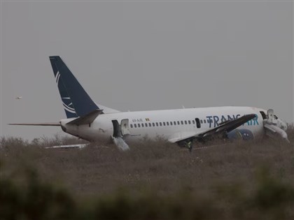 波音737接連出意外 在塞內加爾機場衝出跑道釀10傷