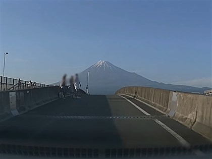 外國客拍富士山脫序行為又惹民怨 攻占夢之大橋闖車道[影]