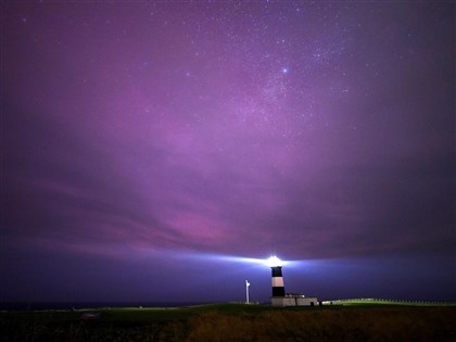 太陽閃焰 日本北海道夜空出現紫色低緯度極光