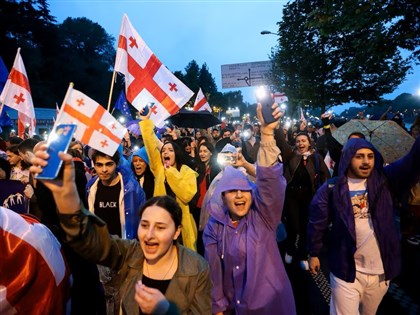 喬治亞5萬民眾首都集會 抗議境外影響力法案