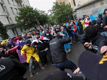 喬治亞民眾徹夜抗議 反對境外影響力法案最後一搏