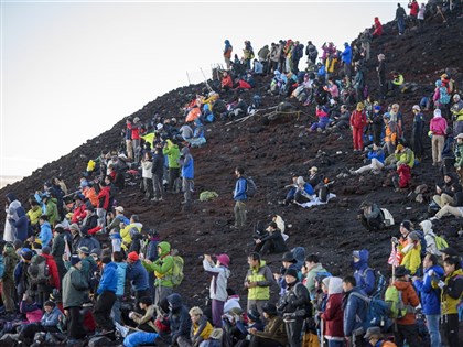 富士山將限制登山人數 山梨縣5/20起開放線上預約