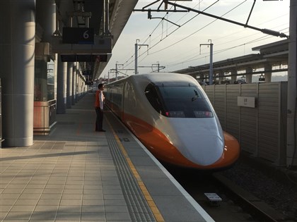 站內月台撐傘會觸電？高鐵闢謠：站在警示線後無感電疑慮