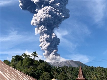 印尼伊布火山再次噴發 火山灰柱衝上5公里高空