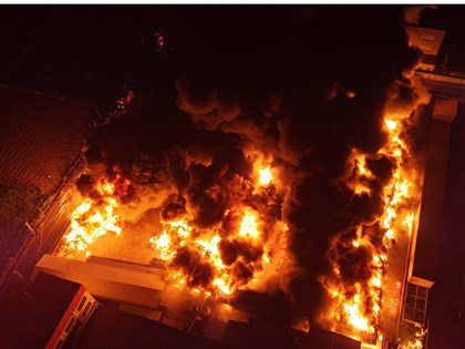 台南佳里塑膠工廠大火 3000平方公尺廠房陷火海消防連夜灌救