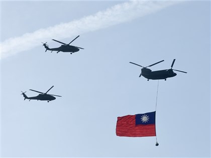 520就職典禮空中全兵力預演 巨幅國旗飛越總統府