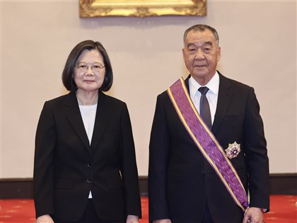 邱國正卸任前給官兵一封信：勇往直前衛國護民