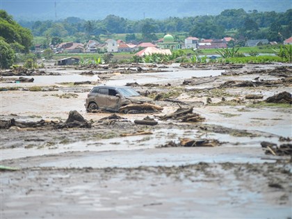 印尼西部暴洪增至67死 逾3300人撤離