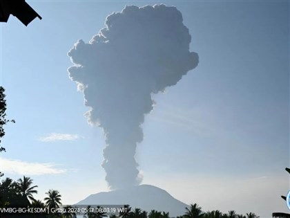 印尼東部伊布火山又噴發 當局疏散數百居民