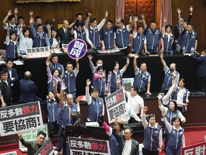 國會職權修法舉手表決遭疑瑕疵 黃國昌：民進黨想癱瘓議事