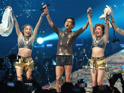 杜德偉嗨唱「脫掉」剩熱褲 與歌迷相約唱到80歲