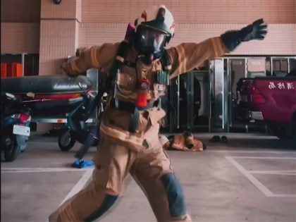 嘉縣消防員挑戰16蹲  著裝背氣瓶輕鬆完跳