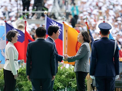 賴清德就職典禮蔡英文交棒喊加油 蕭美琴手比愛心向民眾致意【圖輯】