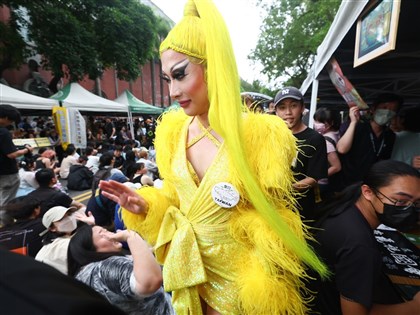 立院續審國會職權法案 變裝皇后妮妃雅場外聲援抗議活動[影]