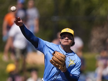 張育成守備與隊友相撞傷退 MRI檢查輕微撕裂傷