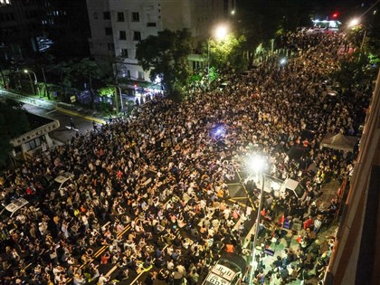 國會職權修法續審 抗議人潮守15小時民團喊24日集結