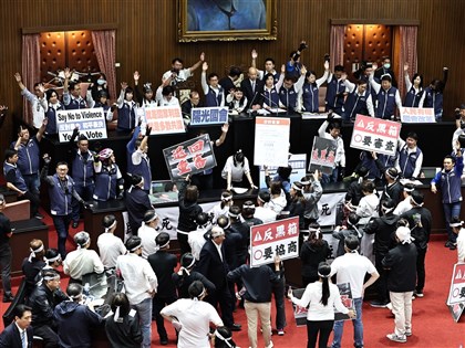 立院舉手表決戰火延燒 藍綠委員會論戰