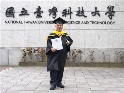 台科大畢典85歲畢業生 黃哲武捐獎學金傳承勤學