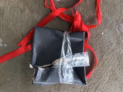 二膽島遭無人機投擲政治口號紙盒 軍方：認知戰伎倆