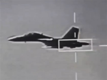 空軍披露F-16V狙擊手莢艙標定殲16畫面 學者推測共機渾然不知