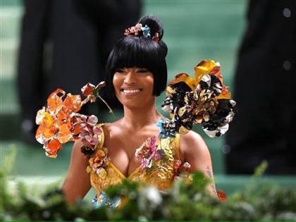 妮姬米娜涉攜大麻出境 遭荷蘭機場罰款後獲釋