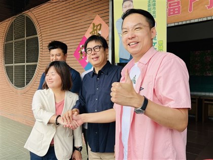 拚民進黨高市主委 陳慧文黃文益投完票握手展團結