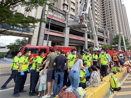 新竹市晴空匯火警持續排煙 住戶被雲梯車救出驚魂未定