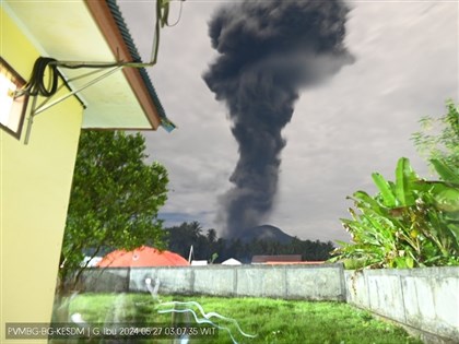 印尼東部伊布火山再爆發 今年噴發近百次續維持最高警戒 