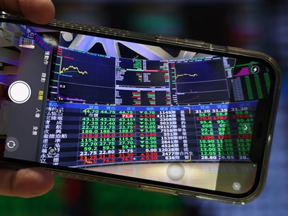 電子族群疲弱 台股終場挫298點跌破10日線