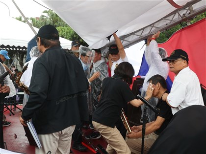 黃埔建軍百年活動雨勢過大舞台倒塌 1人頭部受傷送醫