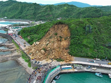 基隆潮境公園路口山崩2輕傷送醫 小黃運將還原脫困經過