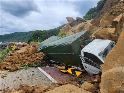 基隆潮境公園路口山崩 波及9車人員全脫困2送醫【更新】