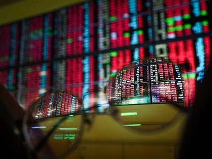 黃仁勳讚台灣是AI產業復興推手 台股早盤大漲逾300點