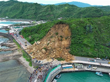 早安世界》基隆潮境公園路口山崩 人員全脫困估11日搶通
