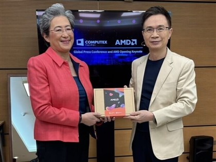 COMPUTEX商機旺來 貿協贈黃仁勳蘇姿丰台味鳳梨酥