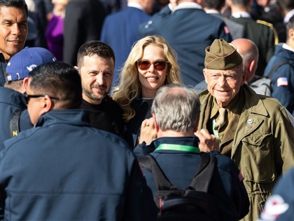 諾曼第登陸80週年拜登矢言不背棄烏克蘭 澤倫斯基與老兵相擁互讚英雄