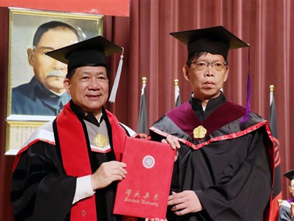 冤案耽誤11年青春 蘇建和獲東吳大學人權碩士