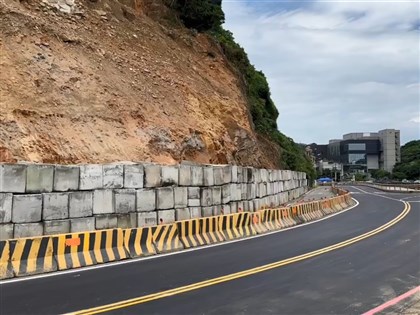 基隆潮境公園路口坍方提前搶通 下午2時開放通行