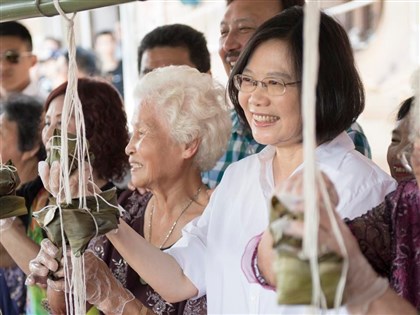 蔡英文談最喜歡最懷念的端午節 與貢寮阿嬤包粽