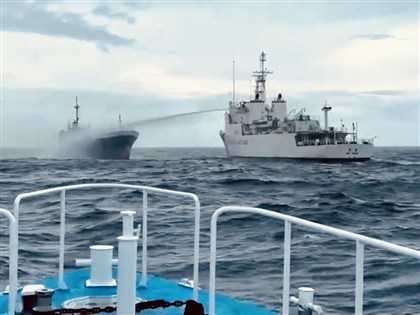 台籍貨輪載賽鴿出高雄港訓練起火 海巡戒護防污染