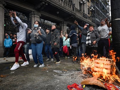 阿根廷經改方案國會過一關 場外示威與警激烈衝突