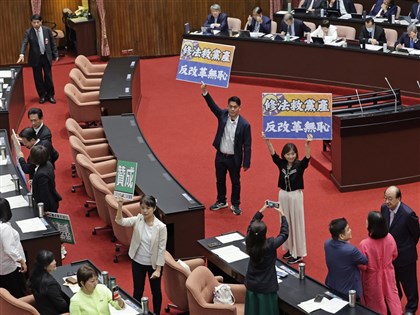 綠批助救國團條款付委成小藍 民眾黨團：不出席維持中立