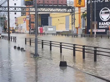 沖繩大雨河川氾濫道路淹水 多架航機暫停跑道地勤作業中斷