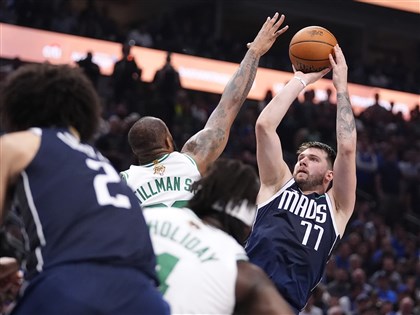 NBA總冠軍賽獨行俠背水一戰 唐西奇領軍轟垮塞爾蒂克逼入第5戰[影]