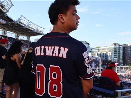 華府台灣日試辦登場 上百僑胞披「恁爸」球衣相挺