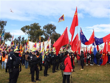 李強會晤澳洲總理 國會大樓前群眾抗議中共迫害人權